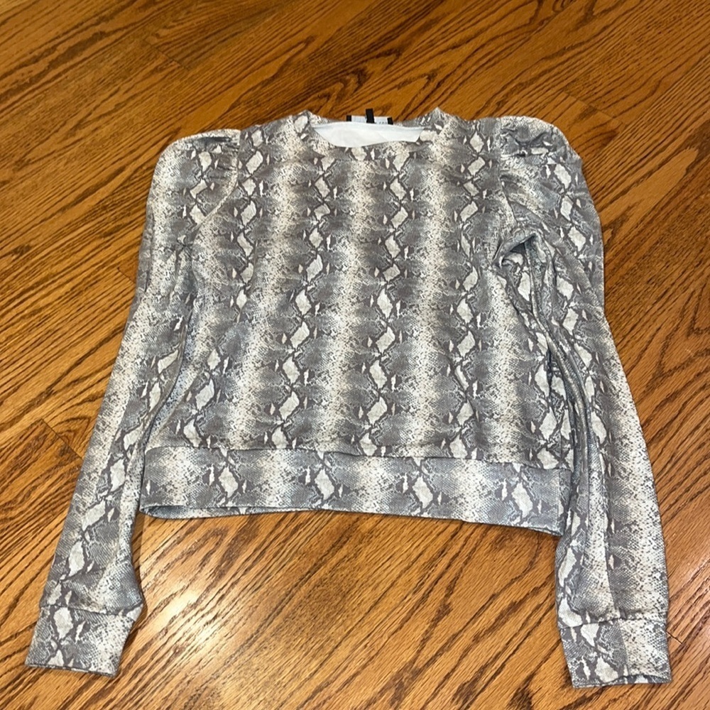 Generation Love Woman’s Grey Snakeskin Top Size XS